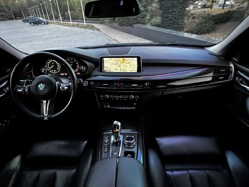 Продам bmw x5 2015 года выпуска возможен обмен машина в заводском окрасе! 2 владельца! готов к любым проверкам. 3.0 бензин, работает отлично. весь обслужен. коробка автомат переключает идеально, без пинков и рывков. топовая комплектация, дотяжки дверей, спорт-комфорт сидения с ломайками, проекция на лобовое стекло, обдувы, подогревы, камера 360, дистроник, парктроник, музыка harman kardon. осмотр донецк цена 2.650.000 ₽, возможен торг у авто! ☎️ +7 (949) 453-80-40 📞 звоните: +7(949)4538040 - фотография - 7