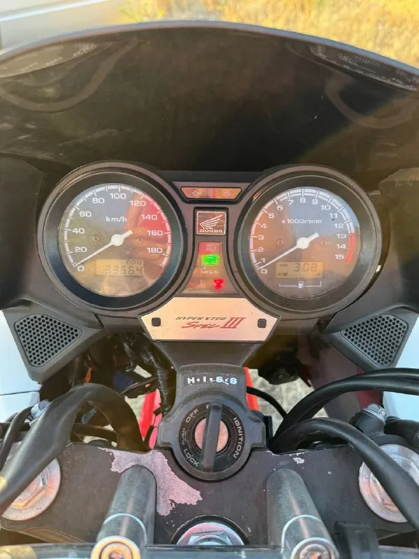 Honda cb 400 boldor 2007 года пробег 34000 объем 399 л. с 53 разгон до 100км/ч 5 сек купил 1 апреля)) в москве. заменил масла, фильтра, едет без всяких нареканий, все работает без исключений, расходники на следующей сезон хватит железно. мот в отличном состоянии для своих лет цена 370000 документы в порядке, продаю по дкп. осмотр г. торез +79497021894 - фотография - 3