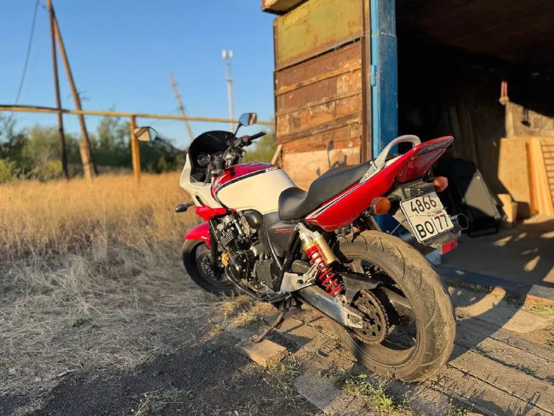 Honda cb 400 boldor 2007 года пробег 34000 объем 399 л. с 53 разгон до 100км/ч 5 сек купил 1 апреля)) в москве. заменил масла, фильтра, едет без всяких нареканий, все работает без исключений, расходники на следующей сезон хватит железно. мот в отличном состоянии для своих лет цена 370000 документы в порядке, продаю по дкп. осмотр г. торез +79497021894 - фотография - 9