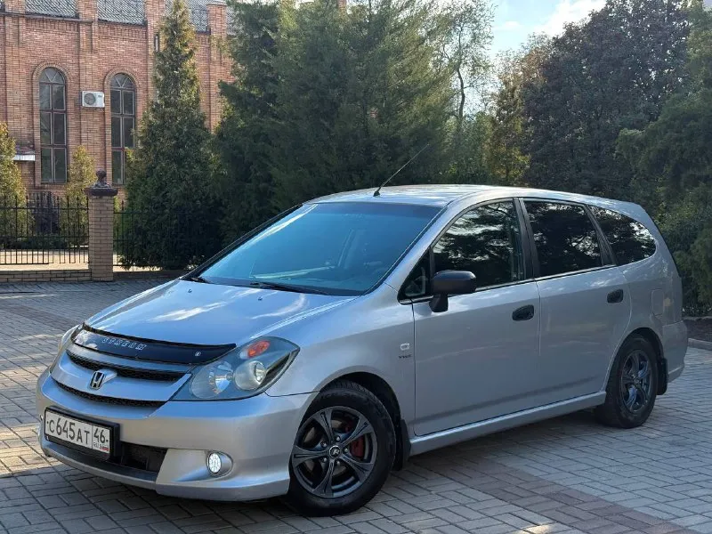 Продам honda stream (1) рестайлинг, 2004 г. в, отличный 6-и (а заменив 2-й ряд раздельных сидений, получается 7-и) местный “минивэн“. двигатель 1.7 л (бензин) на 125 л. с, обслужен, установлен новый комплект грм, новая помпа. кузов преимущественно в заводском окрасе. пороги переварены в июле-месяце сего года. оригинальный птс, зелёная автотека. стоимость : 580,000 руб. обмен не интересен. находится в г макеевка. контакты +7(949)4531233 +7(951)7679727 - фотография - 2