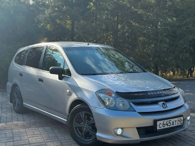 Продам honda stream (1) рестайлинг, 2004 г. в, отличный 6-и (а заменив 2-й ряд раздельных сидений, получается 7-и) местный “минивэн“. двигатель 1.7 л (бензин) на 125 л. с, обслужен, установлен новый комплект грм, новая помпа. кузов преимущественно в заводском окрасе. пороги переварены в июле-месяце сего года. оригинальный птс, зелёная автотека. стоимость : 580,000 руб. обмен не интересен. находится в г макеевка. контакты +7(949)4531233 +7(951)7679727 - фотография - 4