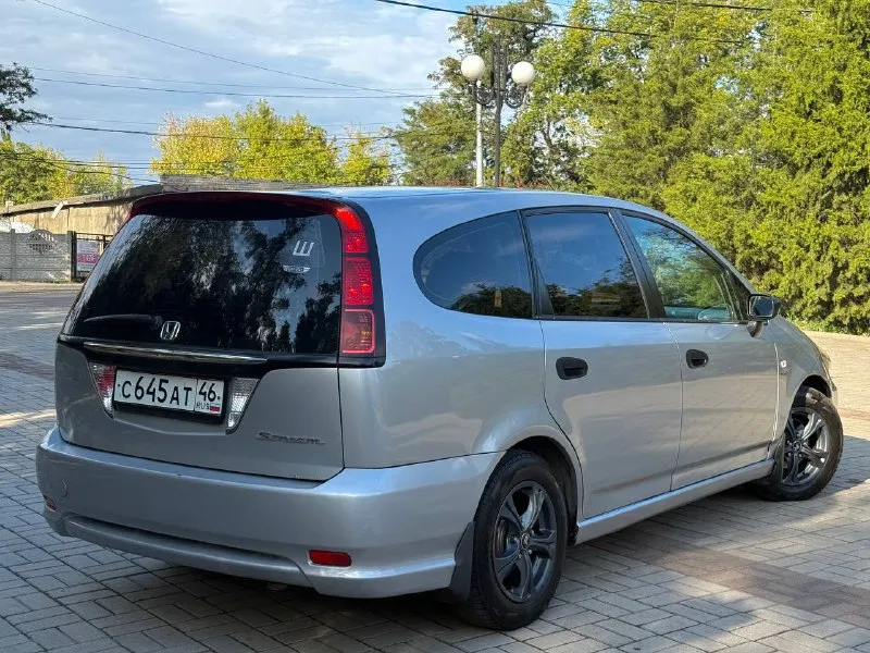 Продам honda stream (1) рестайлинг, 2004 г. в, отличный 6-и (а заменив 2-й ряд раздельных сидений, получается 7-и) местный “минивэн“. двигатель 1.7 л (бензин) на 125 л. с, обслужен, установлен новый комплект грм, новая помпа. кузов преимущественно в заводском окрасе. пороги переварены в июле-месяце сего года. оригинальный птс, зелёная автотека. стоимость : 580,000 руб. обмен не интересен. находится в г макеевка. контакты +7(949)4531233 +7(951)7679727 - фотография - 5