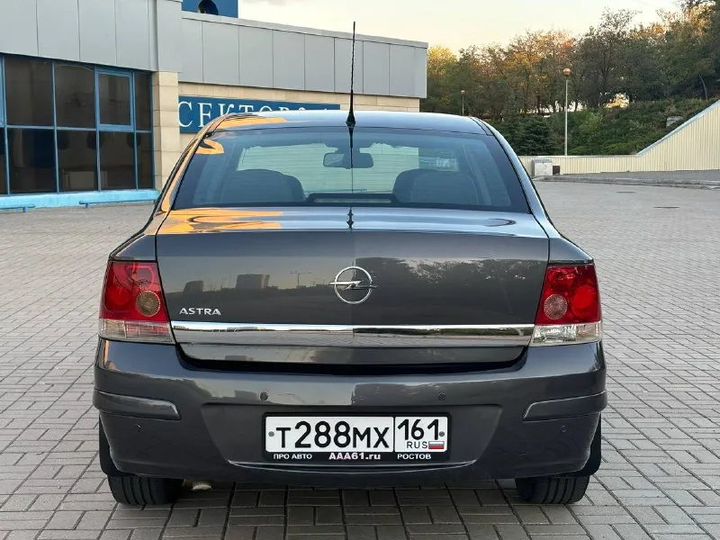 Opel astra н рестайлинг. кузов оцинкован. год 2010. пробег 176т. км. объем 1.6 коробка механика. комплектация косма. 1 хозяин. авто в прекрасном состоянии обслуженный вложений не требует по кузову без дефектов всё как на фото, салон целый не поцарапан не порван состояние новой машины, двигатель работает тихо ровно без замечаний, ходовая часть вся исправно без лишних шумов, климат работает холодит, в комплектации имеется круизконтроль мультируль климат контроль датчик дождя датчик света парктроники покровки подлокотник кожаный салон хорошая летняя резина литые диски автомобиль покупался в ростове-на-дону новым экспортировался одним хозяином без дтп вся база чистая птс оригинал документы в полном порядке. г. мариуполь. цена 630 т, руб. тел : +7 (949) 580-62-90 тел : +7 961 313 02 22 - фотография - 2