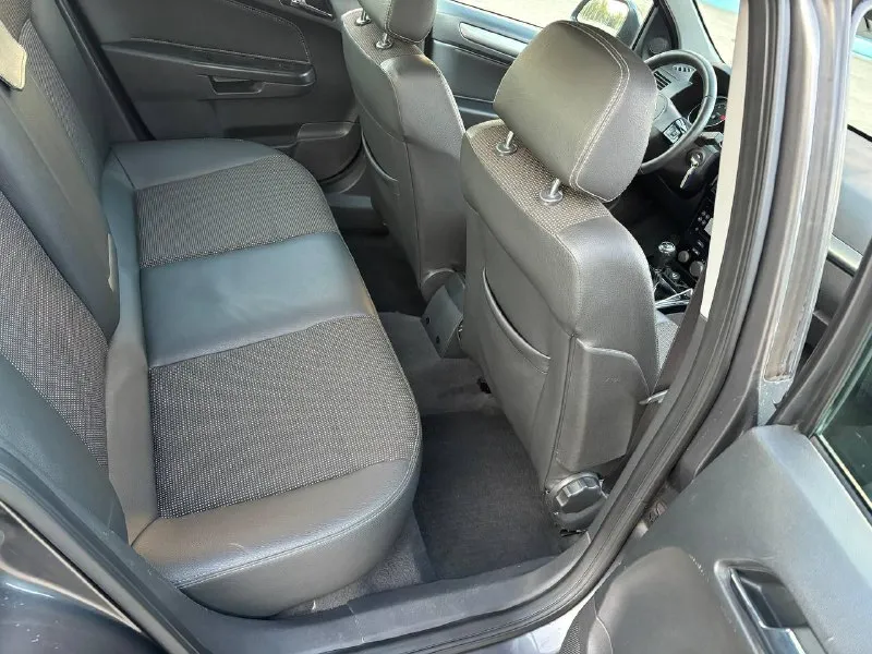 Opel astra н рестайлинг. кузов оцинкован. год 2010. пробег 176т. км. объем 1.6 коробка механика. комплектация косма. 1 хозяин. авто в прекрасном состоянии обслуженный вложений не требует по кузову без дефектов всё как на фото, салон целый не поцарапан не порван состояние новой машины, двигатель работает тихо ровно без замечаний, ходовая часть вся исправно без лишних шумов, климат работает холодит, в комплектации имеется круизконтроль мультируль климат контроль датчик дождя датчик света парктроники покровки подлокотник кожаный салон хорошая летняя резина литые диски автомобиль покупался в ростове-на-дону новым экспортировался одним хозяином без дтп вся база чистая птс оригинал документы в полном порядке. г. мариуполь. цена 630 т, руб. тел : +7 (949) 580-62-90 тел : +7 961 313 02 22 - фотография - 9