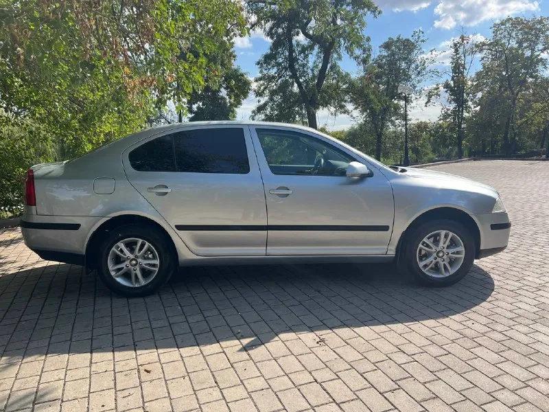 Skoda octavia 2008 года выпуска пробег 180 000 км сборка чехия двигатель 1.6 mpi самый надёжный и простой восьми клапан коробка механика в дтп не участвовала всё стёкла оригинал включая лобовое кондиционер рабочий по кузову нареканий нет за всё время владели 2 хозяина все вопросы по телефону цена 780 000 тысяч рублей +79493929882 - фотография - 4