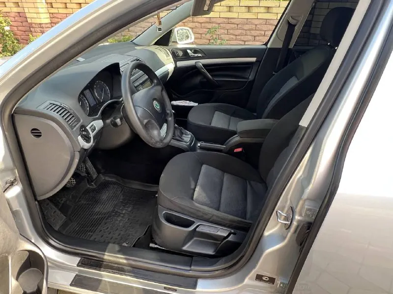 Skoda octavia 2008 года выпуска пробег 180 000 км сборка чехия двигатель 1.6 mpi самый надёжный и простой восьми клапан коробка механика в дтп не участвовала всё стёкла оригинал включая лобовое кондиционер рабочий по кузову нареканий нет за всё время владели 2 хозяина все вопросы по телефону цена 780 000 тысяч рублей +79493929882 - фотография - 9