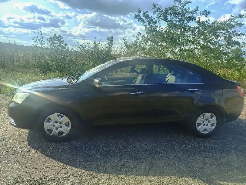 Продаю собственный автомобиль geely emgrand ec-7 fe-1 2014 года выпуска 1.8 мкпп 126 л. с. родной пробег 63 тыс. км второй владелец, сервисное обслуживание (подтверждающие документы). все обслужено, новый акб. abs, кондиционер заправлен и работает, подогревы передних сидений, электростеклоподъемники, электрорегулировка боковых зеркал, подушки безопасности не стреляные, регулировка руля, кожаный салон, 6 штатных динамиков, жк монитор в котором блютуз, aux подключение usb. есть нюансы по лкп и багажнику 510 тыс. руб, небольшой торг у капота +79493357406 осмотр г. кировское. 📲 tg: av 📞 звоните: +7(949)3357406 - фотография - 2