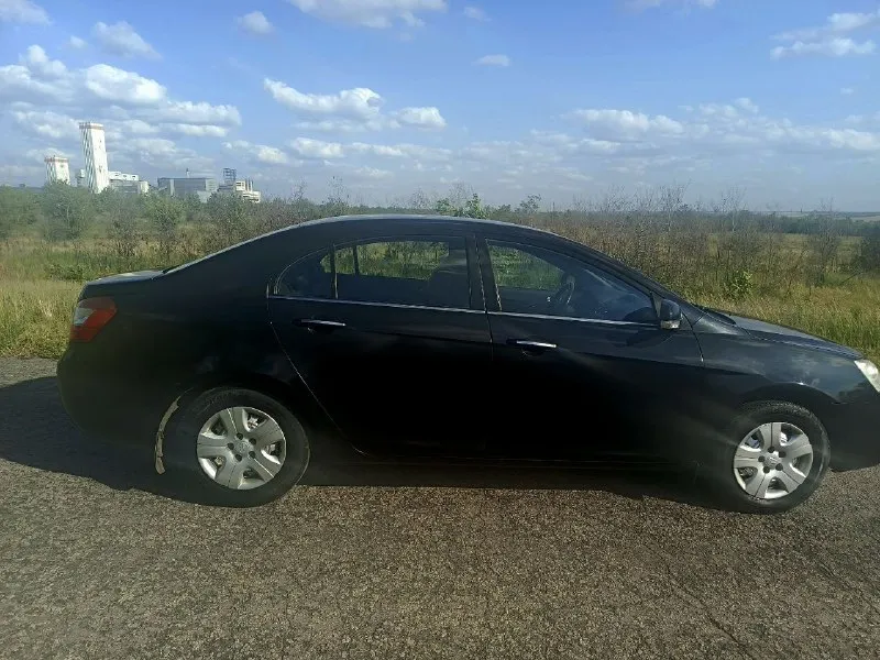 Продаю собственный автомобиль geely emgrand ec-7 fe-1 2014 года выпуска 1.8 мкпп 126 л. с. родной пробег 63 тыс. км второй владелец, сервисное обслуживание (подтверждающие документы). все обслужено, новый акб. abs, кондиционер заправлен и работает, подогревы передних сидений, электростеклоподъемники, электрорегулировка боковых зеркал, подушки безопасности не стреляные, регулировка руля, кожаный салон, 6 штатных динамиков, жк монитор в котором блютуз, aux подключение usb. есть нюансы по лкп и багажнику 510 тыс. руб, небольшой торг у капота +79493357406 осмотр г. кировское. 📲 tg: av 📞 звоните: +7(949)3357406 - фотография - 3