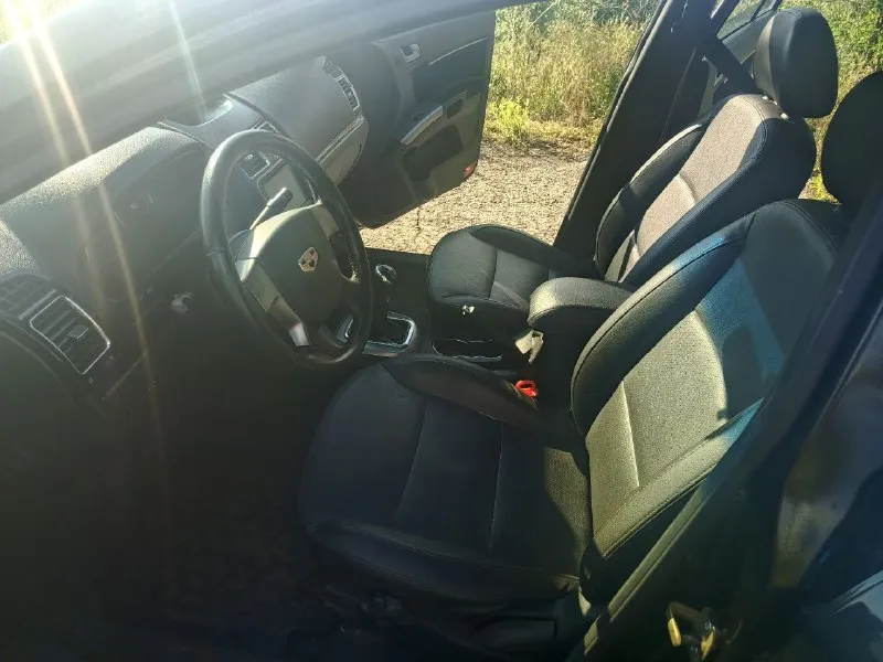 Продаю собственный автомобиль geely emgrand ec-7 fe-1 2014 года выпуска 1.8 мкпп 126 л. с. родной пробег 63 тыс. км второй владелец, сервисное обслуживание (подтверждающие документы). все обслужено, новый акб. abs, кондиционер заправлен и работает, подогревы передних сидений, электростеклоподъемники, электрорегулировка боковых зеркал, подушки безопасности не стреляные, регулировка руля, кожаный салон, 6 штатных динамиков, жк монитор в котором блютуз, aux подключение usb. есть нюансы по лкп и багажнику 510 тыс. руб, небольшой торг у капота +79493357406 осмотр г. кировское. 📲 tg: av 📞 звоните: +7(949)3357406 - фотография - 7