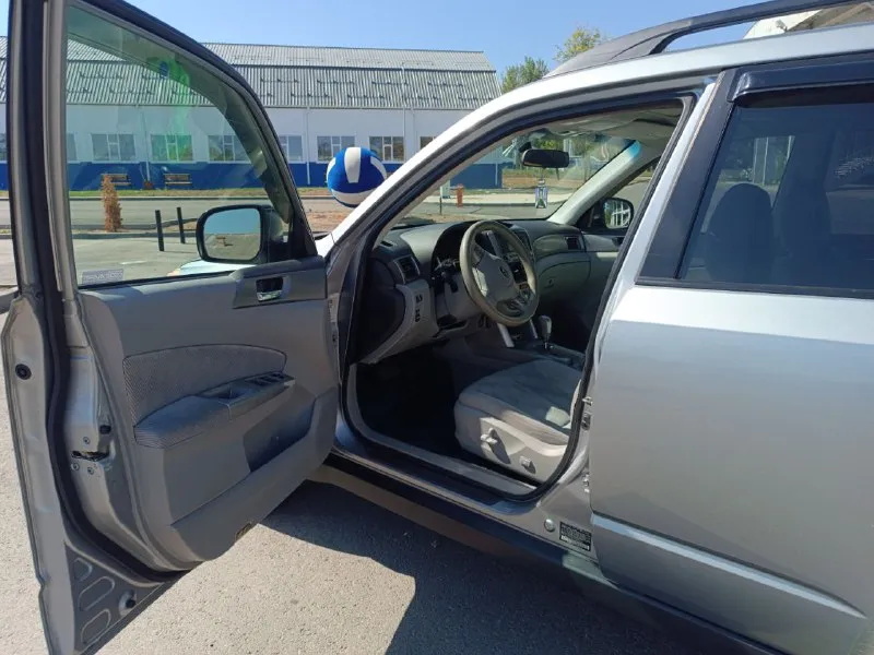 Продам личный авто subaru forester год: 2009г : 2,5 at (171л. с) коробка автомат привод: полный пробег: 165м цена: 1,3 миллиона (торг уместен) продаю личный авто в отличном состоянии. по техническому состоянию всё отлично. двигатель обслужен, масло не ест, коробка переключает плавно, ходовка и привод в полном порядке. кондиционер работает отлично, печка работает, обогрев сидений и. д всё работает. установлена сигнализация с возможностью автозапуска. полный комлект: зимней, летней резины. продажа по финансовым причинам. детали по телефону либо в тг: +7 📞 звоните: +7(949)3222619 - фотография - 4
