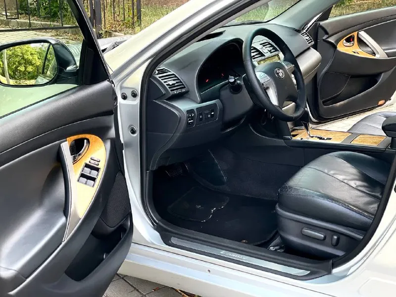 🚀 один владелец 🔥 птс оригинал ! ❇️ чистая японка ! 🏯 tayota camry 40 🇯🇵 с надежным мотор 2.4 бензин и хорошей 🚀aisin ✅ приобреталась в автосалоне города 🏯донецка авто совершенно местное ! ❇️ сейчас стоит на 180 регионе своевременно обслуживание машины ! имеется три ключа сигнализация с автозапуском магнитола с навигацией и камерой заднего вида рабочей, что очень помогает парковаться ! обслуженный совсем не давно газовое оборудование ходовая огонь 🔥 имеется два комплекта колес зима-лето зима на r16 лето на красивых r17 гаражное хранение по кузову имеются возрастные моменты есть притертости не стали убирать все эти моменты так как родная краска ! крашено всего два элемента на авто просто косметика ничего критичного! все легко можно проверить пробег 260.000км автотека 🌿 год выпуска 2007 по документам оформлена на меня я вледелец ! приветствуется полное переоформления и сопровождения в мрэо ! цена 995.000₽ приятный торг у капота автомобиля ! звоните по номеру телефона : +7-949-378-26-62 - фотография - 9