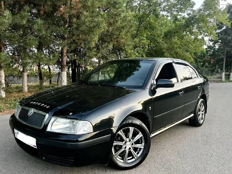 Skoda octavia tour 1.6л mpi в идеальном состоянии! куплена в 2009 году. авто обслужен и не требует вложений. недавно было сделано т. о с заменой грм, помпы, масла, фильтра, свечи. вся геометрия идеально ровная, вся безопасность на месте, все герметики и швы заводские! техническое состояние идеал! двигатель 1.6л. как часы, работает тихо, масло грамма не берёт. кпп и подвеска на отлично. комплектация; кондиционер(заправлен и дует❄️). гур. подушки безопасности. abs. esp. эл. стеклоподъемники. кожаный руль. парктроники. титановые диски. шумоизоляция салона. мультимедиа с bluetooth камера заднего вида. новая резина. сигнализация с автозапуском. кожаные чехлы. состояние кузова очень живое, весь ровный как струна, выглядит так же как на фото. без ржавчины! соответственно и гнили тоже нет, не сверху, не снизу и не внутри! днище, пороги, стаканы, лонжероны! арки крыльев, низа дверей целое, в первозданном виде. по салону всё чисто и опрятно, багажник просто огроменный. 2 ключа г. донецк. 💰цена 615.000₽💰 📞 +7 (949) 411-53-00 - фотография - 3