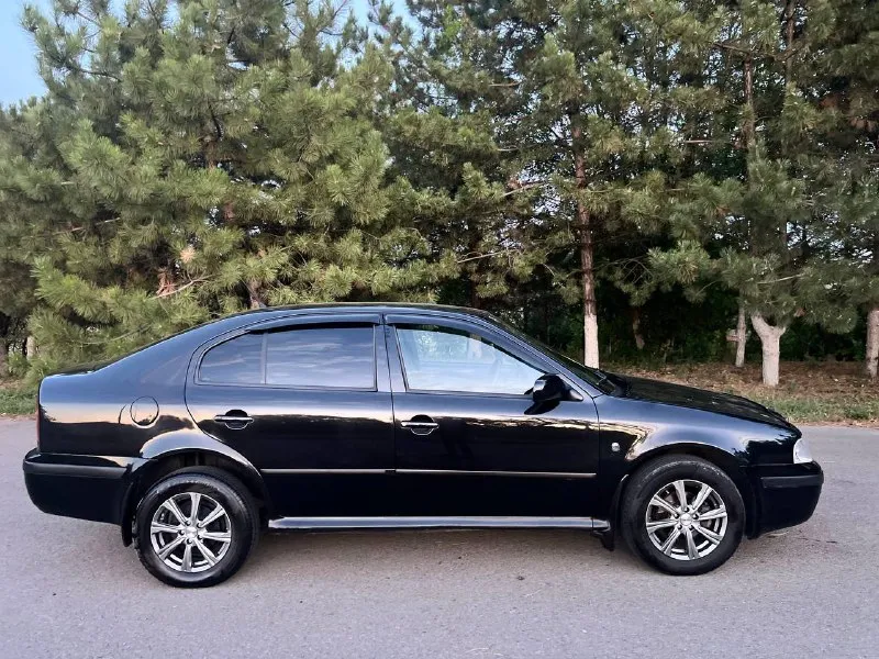 Skoda octavia tour 1.6л mpi в идеальном состоянии! куплена в 2009 году. авто обслужен и не требует вложений. недавно было сделано т. о с заменой грм, помпы, масла, фильтра, свечи. вся геометрия идеально ровная, вся безопасность на месте, все герметики и швы заводские! техническое состояние идеал! двигатель 1.6л. как часы, работает тихо, масло грамма не берёт. кпп и подвеска на отлично. комплектация; кондиционер(заправлен и дует❄️). гур. подушки безопасности. abs. esp. эл. стеклоподъемники. кожаный руль. парктроники. титановые диски. шумоизоляция салона. мультимедиа с bluetooth камера заднего вида. новая резина. сигнализация с автозапуском. кожаные чехлы. состояние кузова очень живое, весь ровный как струна, выглядит так же как на фото. без ржавчины! соответственно и гнили тоже нет, не сверху, не снизу и не внутри! днище, пороги, стаканы, лонжероны! арки крыльев, низа дверей целое, в первозданном виде. по салону всё чисто и опрятно, багажник просто огроменный. 2 ключа г. донецк. 💰цена 615.000₽💰 📞 +7 (949) 411-53-00 - фотография - 7