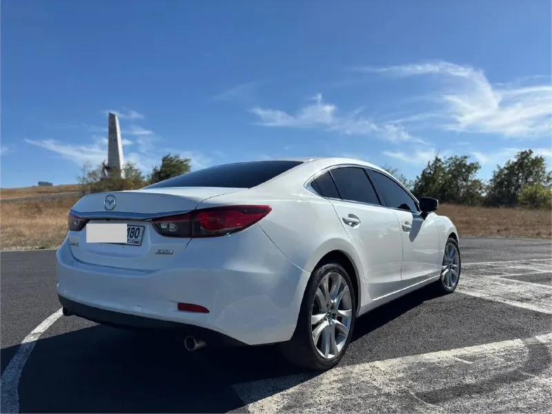 Продам! mazda 6 gj комплектация-touring год - 2017 мотор - 2.5 at пробег - 118000 автомобиль своевременно обслуживается. r-19 диски -двухзонный климат -круиз контроль -обогрев передних сидений -мульти руль - датчики дождя и света - электропривод водительского сиденья -камера заднего вида цена 1990000 хороший торг у капота звоните +79493241169 осмотр г. снежное - фотография - 3