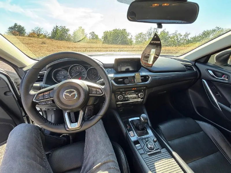 Продам! mazda 6 gj комплектация-touring год - 2017 мотор - 2.5 at пробег - 118000 автомобиль своевременно обслуживается. r-19 диски -двухзонный климат -круиз контроль -обогрев передних сидений -мульти руль - датчики дождя и света - электропривод водительского сиденья -камера заднего вида цена 1990000 хороший торг у капота звоните +79493241169 осмотр г. снежное - фотография - 5