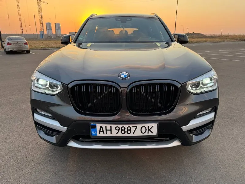 ✅bmw x3 sdrive30i, конец 2018 года полная комплектация!!! ✅двигатель: бензин 2.0 (252 л. с.) коробка передач: автомат, 8-ступенчатая steptronic пробег: 100т. км ✅большая панорамная крыша ✅климат-контроль на 3 зоны ✅спортивные сиденья (sport seats) с электроприводом, памятью и отличной боковой поддержкой ✅атмосферная подсветка салона (ambient light) ✅полностью светодиодные фары (full led) — передние и задние ✅электропривод багажника ✅оригинальные диски r19 с новой резиной ✅новые передние и задние тормозные колодки ✅расход топлива — от 7.5 до 9 л/100 км (город/трасса). ✅ ухоженный автомобиль. салон без следов эксплуатации. кузов нюансов не имеет(сколы, царапины вмятины отсутствуют) ✅цена:2.650000₽ ✅телефон +79497125501 антон 📍 авто в мариуполе - фотография - 2