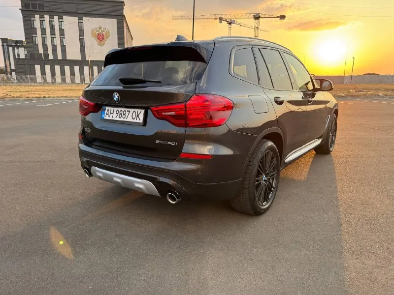 ✅bmw x3 sdrive30i, конец 2018 года полная комплектация!!! ✅двигатель: бензин 2.0 (252 л. с.) коробка передач: автомат, 8-ступенчатая steptronic пробег: 100т. км ✅большая панорамная крыша ✅климат-контроль на 3 зоны ✅спортивные сиденья (sport seats) с электроприводом, памятью и отличной боковой поддержкой ✅атмосферная подсветка салона (ambient light) ✅полностью светодиодные фары (full led) — передние и задние ✅электропривод багажника ✅оригинальные диски r19 с новой резиной ✅новые передние и задние тормозные колодки ✅расход топлива — от 7.5 до 9 л/100 км (город/трасса). ✅ ухоженный автомобиль. салон без следов эксплуатации. кузов нюансов не имеет(сколы, царапины вмятины отсутствуют) ✅цена:2.650000₽ ✅телефон +79497125501 антон 📍 авто в мариуполе - фотография - 6