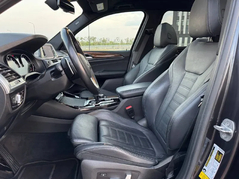 ✅bmw x3 sdrive30i, конец 2018 года полная комплектация!!! ✅двигатель: бензин 2.0 (252 л. с.) коробка передач: автомат, 8-ступенчатая steptronic пробег: 100т. км ✅большая панорамная крыша ✅климат-контроль на 3 зоны ✅спортивные сиденья (sport seats) с электроприводом, памятью и отличной боковой поддержкой ✅атмосферная подсветка салона (ambient light) ✅полностью светодиодные фары (full led) — передние и задние ✅электропривод багажника ✅оригинальные диски r19 с новой резиной ✅новые передние и задние тормозные колодки ✅расход топлива — от 7.5 до 9 л/100 км (город/трасса). ✅ ухоженный автомобиль. салон без следов эксплуатации. кузов нюансов не имеет(сколы, царапины вмятины отсутствуют) ✅цена:2.650000₽ ✅телефон +79497125501 антон 📍 авто в мариуполе - фотография - 7