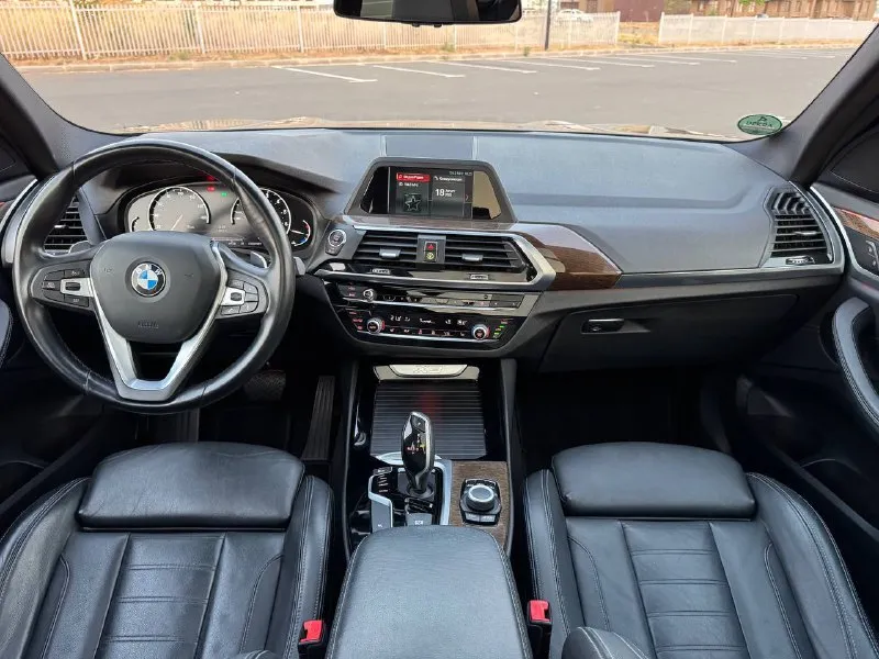 ✅bmw x3 sdrive30i, конец 2018 года полная комплектация!!! ✅двигатель: бензин 2.0 (252 л. с.) коробка передач: автомат, 8-ступенчатая steptronic пробег: 100т. км ✅большая панорамная крыша ✅климат-контроль на 3 зоны ✅спортивные сиденья (sport seats) с электроприводом, памятью и отличной боковой поддержкой ✅атмосферная подсветка салона (ambient light) ✅полностью светодиодные фары (full led) — передние и задние ✅электропривод багажника ✅оригинальные диски r19 с новой резиной ✅новые передние и задние тормозные колодки ✅расход топлива — от 7.5 до 9 л/100 км (город/трасса). ✅ ухоженный автомобиль. салон без следов эксплуатации. кузов нюансов не имеет(сколы, царапины вмятины отсутствуют) ✅цена:2.650000₽ ✅телефон +79497125501 антон 📍 авто в мариуполе - фотография - 9