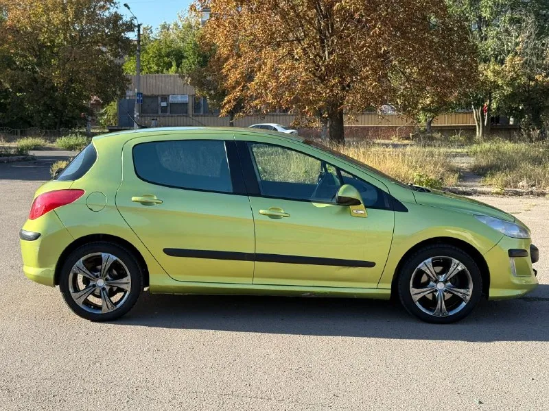 Peugeot 308, 2008 г. акпп продаю свой peugeot 308, 2007 года выпуска. пробег 177 000 км. автомобиль в отличном состоянии, полностью обслужен и не требует вложений. машина всю жизнь провела на юге и не видела зимних солей, поэтому кузов в отличном состоянии! комплектация: • двухзонный климат-контроль • подогрев сидений • круиз-контроль что было сделано: • полностью заменены тормоза (диски, колодки, суппорты). • установлена контрактная акпп. • новые радиаторы (основной и кондиционера). • новый компрессор кондиционера. • обслужена ходовая и установлена новая летняя резина. цена: 485₽ осмотр: донецк, текстильщик. ☎️ +79494816348 - фотография - 6