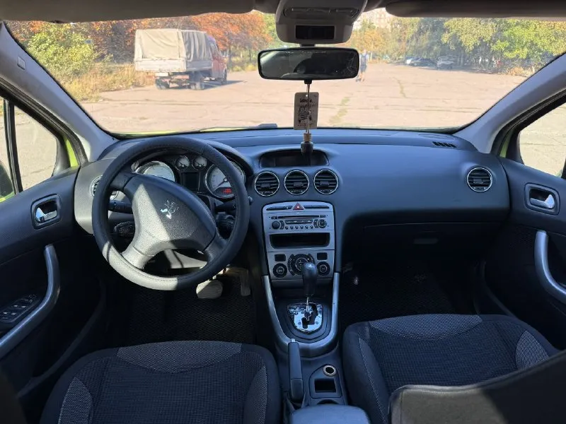 Peugeot 308, 2008 г. акпп продаю свой peugeot 308, 2007 года выпуска. пробег 177 000 км. автомобиль в отличном состоянии, полностью обслужен и не требует вложений. машина всю жизнь провела на юге и не видела зимних солей, поэтому кузов в отличном состоянии! комплектация: • двухзонный климат-контроль • подогрев сидений • круиз-контроль что было сделано: • полностью заменены тормоза (диски, колодки, суппорты). • установлена контрактная акпп. • новые радиаторы (основной и кондиционера). • новый компрессор кондиционера. • обслужена ходовая и установлена новая летняя резина. цена: 485₽ осмотр: донецк, текстильщик. ☎️ +79494816348 - фотография - 8