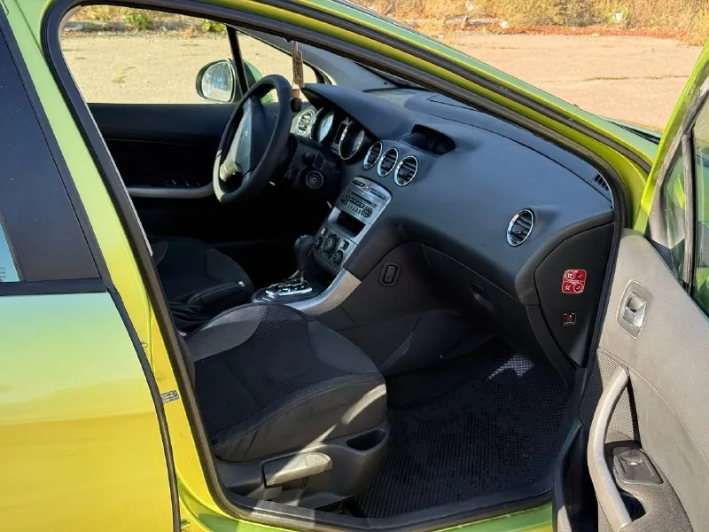 Peugeot 308, 2008 г. акпп продаю свой peugeot 308, 2007 года выпуска. пробег 177 000 км. автомобиль в отличном состоянии, полностью обслужен и не требует вложений. машина всю жизнь провела на юге и не видела зимних солей, поэтому кузов в отличном состоянии! комплектация: • двухзонный климат-контроль • подогрев сидений • круиз-контроль что было сделано: • полностью заменены тормоза (диски, колодки, суппорты). • установлена контрактная акпп. • новые радиаторы (основной и кондиционера). • новый компрессор кондиционера. • обслужена ходовая и установлена новая летняя резина. цена: 485₽ осмотр: донецк, текстильщик. ☎️ +79494816348 - фотография - 9