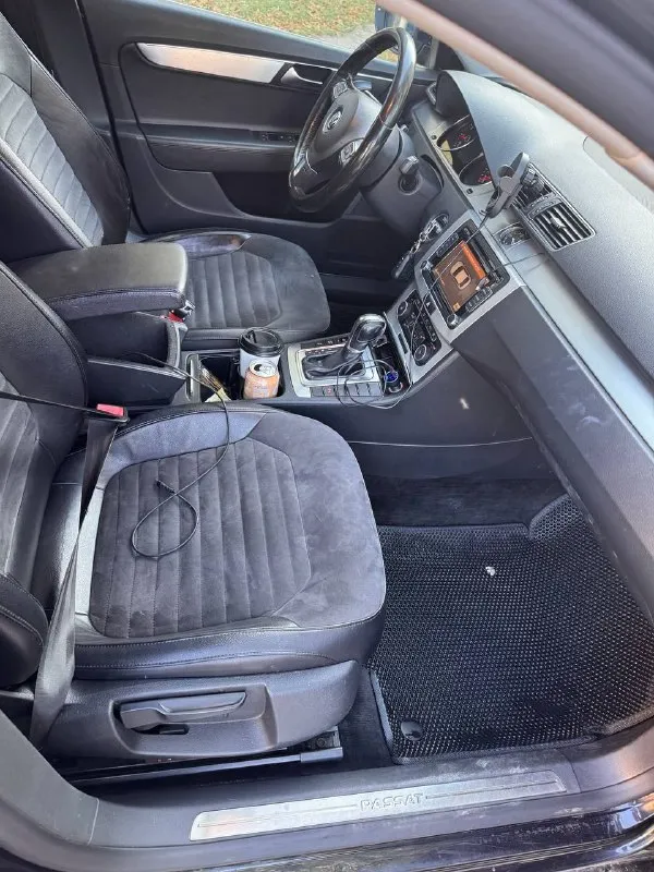 Volkswagen passat b7 1.8 tsi
Кпп - роботизированная 7ст
Пробег - 163.555km
Цена - 1.250.000₽
Год выпуска - 2011
Тел. - +79494198582
Если не отвечаю на него звоните на второй номер: +79495791941
Автомобиль в хорошем состоянии, с родным пробегом. По кузову есть коцки от камней и небольшие рыжики. Техническая часть на 5+ полностью обслужена и не требует никаких вложений. Двигатель работает идеально, без каких либо посторонних звуков. Коробка переключает плавно. Комплектация: двухзонный климат-контроль; комбинированный салон (кожа+алькантара) подогревы передних сидений; эл. Складываемые зеркала с эл. Регулировкой; парктроники перед, зад; мультируль; 17 диски с шикарной резиной continental (отьездила два сезона) вместе с машиной отдаю зимнюю резину continental (отьездила 2 месяца зимой) с дисками; 2 пары ключей; сигнализация старлайн; датчик света и дождя; недавно поставил би-лед модули, свет шикарный.
Продаю в связи с покупкой другой машины. Все интересующие вопросы задавайте по телефону, могу сразу не ответить, но как увижу, перезвоню - фотография - 2