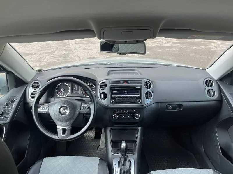 Продам volkswagen tiguan❗️
2014 Год выпуска
Объем двигателя 2.0л tsi (200 лс. )
Asin 6-ст.
Полный привод
Автомобиль находится в идеальном состоянии как по кузову так и по технической части
Двигатель на 5 +✔ работает идеально не троит не дымит двигатель масла не расходует от замены до замены 7000 км
Турбина дует как положено
На 5+ ✔ работает во всех режимах плавно без рывков и пенков
Подвеска на 5+✔ не гремит не стучит.
В автомобиле есть все для комфортного вождения, датчик дождя, датчик света, адаптивные фары, электро складывание зеркал, регулировка зеркал, подогрев зеркал, и подогрева сидений, двухзонный климат контроль, электро стеклопакет, доводчики стёкл, круизконтроль, парктроники, авто холт, омыватель фар, холодильник, световая встреча, стоит заводская аудиосистема все четыре колонки играют очень хорошо, штатный магнитофон, электро ручник, мультируль, дорога домой, датчик давления шин, абс, есп, offroad,
Центральный замок, стоят литые 16-й д
📞 Звоните: +7(949)7016920 - фотография - 5