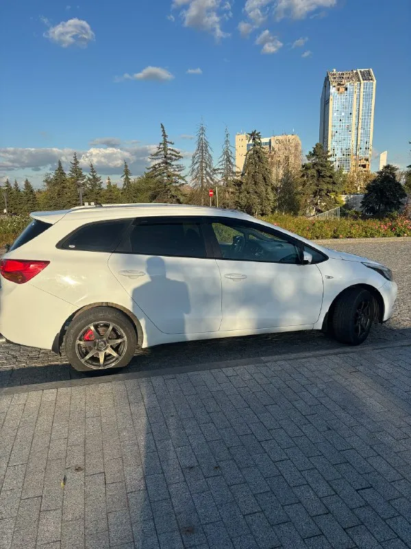 Продам автомобиль, kia ceed 2012 года выпуска, я второй владелец, машина в технически исправном состоянии, двигатель 1,6 в сочетании с механикой 6 ст. , пробег 150 тыс. на машине установлено гбо, на сидениях одеты чехлы, салон в отличном состоянии, комплектация с климатом, подогрев руля, зеркал и тд. , на кузове присутствуют возрастные коцки! машина не новая! но в очень хорошем состоянии!!! цена 1млн.50 тыс рублей. торг присутствует! тел +79493334076 территориально донецк калининский район! звоните поподробней расскажу! 📞 звоните: +7(949)3334076 - фотография - 2