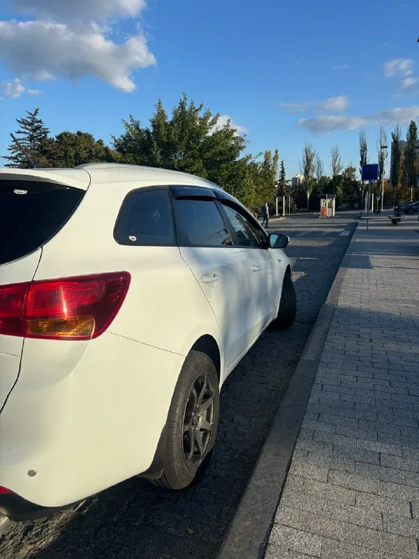 Продам автомобиль, kia ceed 2012 года выпуска, я второй владелец, машина в технически исправном состоянии, двигатель 1,6 в сочетании с механикой 6 ст. , пробег 150 тыс. на машине установлено гбо, на сидениях одеты чехлы, салон в отличном состоянии, комплектация с климатом, подогрев руля, зеркал и тд. , на кузове присутствуют возрастные коцки! машина не новая! но в очень хорошем состоянии!!! цена 1млн.50 тыс рублей. торг присутствует! тел +79493334076 территориально донецк калининский район! звоните поподробней расскажу! 📞 звоните: +7(949)3334076 - фотография - 4