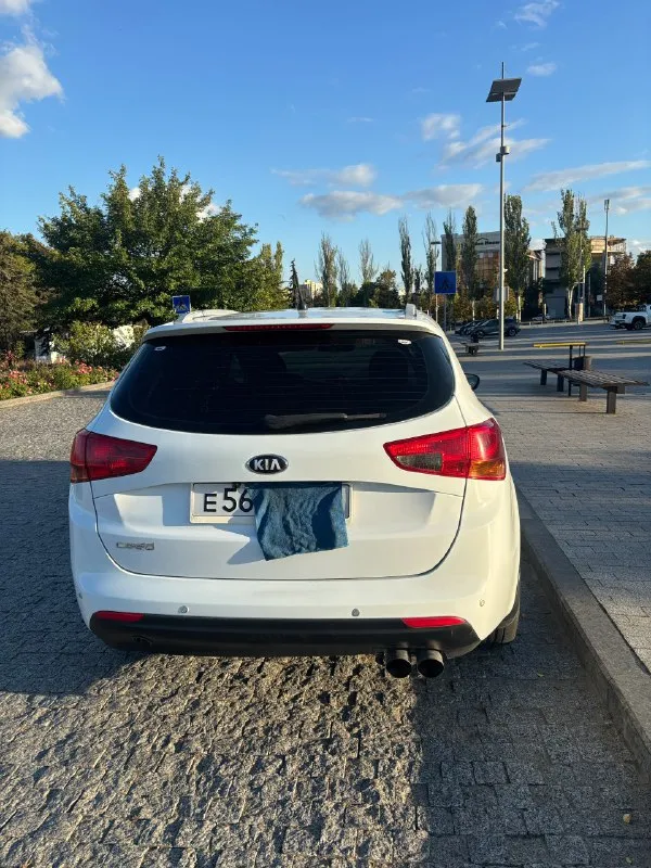 Продам автомобиль, kia ceed 2012 года выпуска, я второй владелец, машина в технически исправном состоянии, двигатель 1,6 в сочетании с механикой 6 ст. , пробег 150 тыс. на машине установлено гбо, на сидениях одеты чехлы, салон в отличном состоянии, комплектация с климатом, подогрев руля, зеркал и тд. , на кузове присутствуют возрастные коцки! машина не новая! но в очень хорошем состоянии!!! цена 1млн.50 тыс рублей. торг присутствует! тел +79493334076 территориально донецк калининский район! звоните поподробней расскажу! 📞 звоните: +7(949)3334076 - фотография - 5