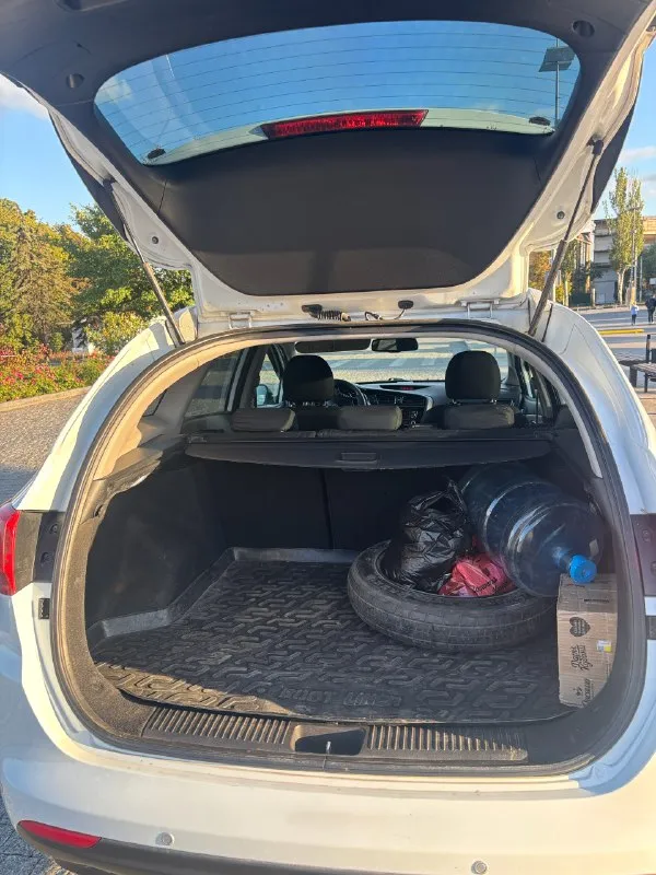 Продам автомобиль, kia ceed 2012 года выпуска, я второй владелец, машина в технически исправном состоянии, двигатель 1,6 в сочетании с механикой 6 ст. , пробег 150 тыс. на машине установлено гбо, на сидениях одеты чехлы, салон в отличном состоянии, комплектация с климатом, подогрев руля, зеркал и тд. , на кузове присутствуют возрастные коцки! машина не новая! но в очень хорошем состоянии!!! цена 1млн.50 тыс рублей. торг присутствует! тел +79493334076 территориально донецк калининский район! звоните поподробней расскажу! 📞 звоните: +7(949)3334076 - фотография - 6