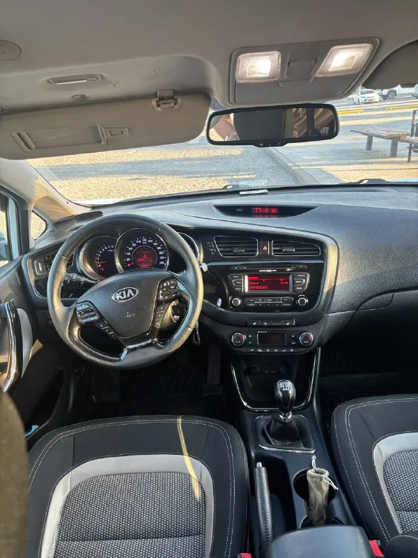 Продам автомобиль, kia ceed 2012 года выпуска, я второй владелец, машина в технически исправном состоянии, двигатель 1,6 в сочетании с механикой 6 ст. , пробег 150 тыс. на машине установлено гбо, на сидениях одеты чехлы, салон в отличном состоянии, комплектация с климатом, подогрев руля, зеркал и тд. , на кузове присутствуют возрастные коцки! машина не новая! но в очень хорошем состоянии!!! цена 1млн.50 тыс рублей. торг присутствует! тел +79493334076 территориально донецк калининский район! звоните поподробней расскажу! 📞 звоните: +7(949)3334076 - фотография - 7