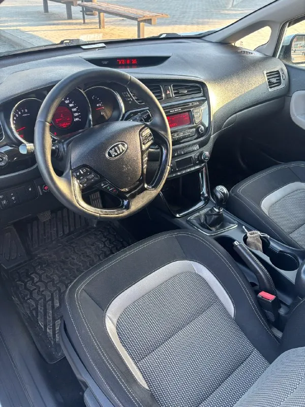 Продам автомобиль, kia ceed 2012 года выпуска, я второй владелец, машина в технически исправном состоянии, двигатель 1,6 в сочетании с механикой 6 ст. , пробег 150 тыс. на машине установлено гбо, на сидениях одеты чехлы, салон в отличном состоянии, комплектация с климатом, подогрев руля, зеркал и тд. , на кузове присутствуют возрастные коцки! машина не новая! но в очень хорошем состоянии!!! цена 1млн.50 тыс рублей. торг присутствует! тел +79493334076 территориально донецк калининский район! звоните поподробней расскажу! 📞 звоните: +7(949)3334076 - фотография - 8