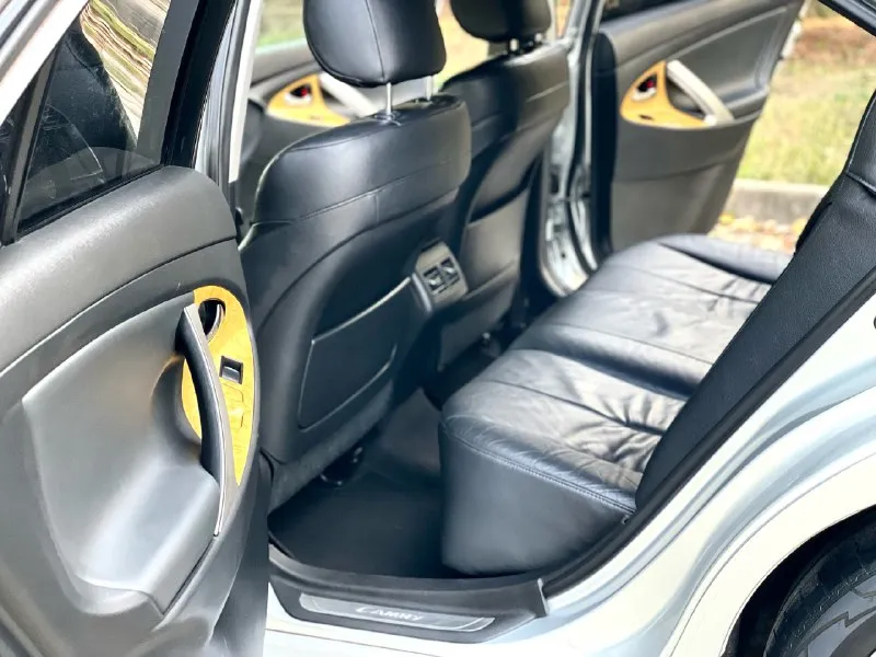 В продаже легендарный седан 🚀 один владелец 🔥 птс оригинал ! ❇️ чистая японка ! 🏯 tayota camry 40 🇯🇵 с надежным мотор 2.4 бензин и хорошей 🚀 не убиваемой коробкой автомат aisin ✅ приобреталась в автосалоне города 🏯донецка авто совершенно местное ! ❇️ сейчас стоит на 180 регионе своевременно обслуживание машины ! имеется три ключа сигнализация с автозапуском магнитола с навигацией и камерой заднего вида рабочей, что очень помогает парковаться ! обслуженный совсем не давно газовое оборудование ходовая огонь 🔥 имеется два комплекта колес зима-лето зима на r16 лето на красивых r17 гаражное хранение по кузову имеются возрастные моменты есть притертости не стали убирать все эти моменты так как родная краска ! крашено всего два элемента на авто просто косметика ничего критичного! все легко можно проверить пробег 260.000км автотека 🌿 год выпуска 2007 по документам оформлена на меня я вледелец ! приветствуется полное переоформления и сопровождения в мрэо ! ц 📞 звоните: +7(949)3782662 - фотография - 8