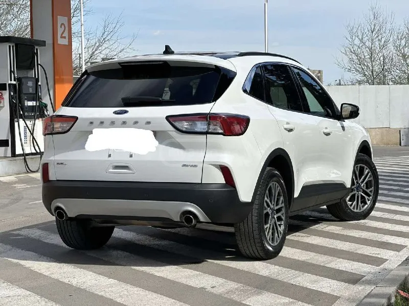 Продаю ford escape 1.5 2020(ноябрь) в богатой комплектации: панорамная крыша, полный привод, кожаный салон, большой монитор, android auto, подогрев руля, передних сидений, датчики давления в шинах, датчики слепых зон, активный круиз, удержание в полосе, мультируль, камера заднего вида, парктроники, автоматическое открывание крышки багажника, память водительского сидения и боковых зеркал (на 3 водителя). первый хозяин. пробег 90 т. км. 2 млн. руб. +79497215525 - фотография - 2
