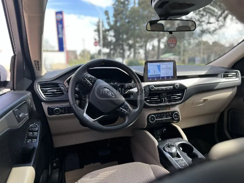 Продаю ford escape 1.5 2020(ноябрь) в богатой комплектации: панорамная крыша, полный привод, кожаный салон, большой монитор, android auto, подогрев руля, передних сидений, датчики давления в шинах, датчики слепых зон, активный круиз, удержание в полосе, мультируль, камера заднего вида, парктроники, автоматическое открывание крышки багажника, память водительского сидения и боковых зеркал (на 3 водителя). первый хозяин. пробег 90 т. км. 2 млн. руб. +79497215525 - фотография - 3