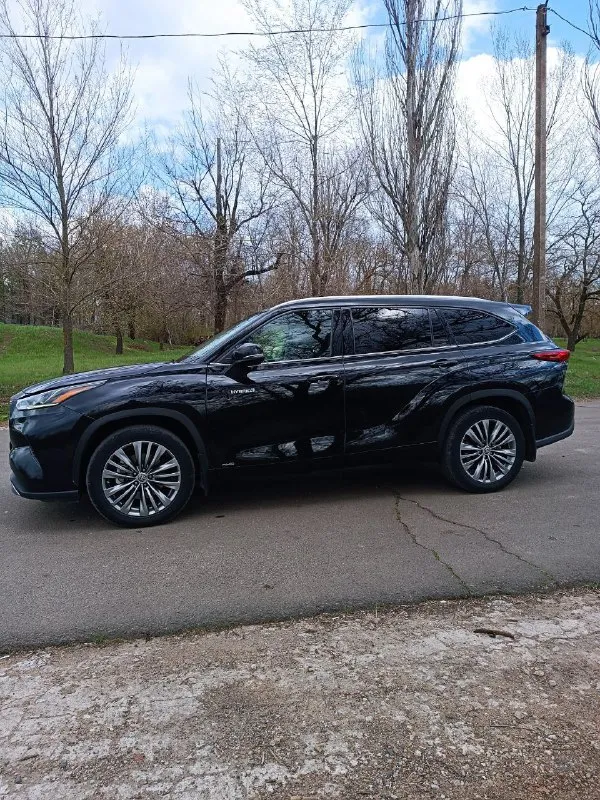 Продам гибридный toyota highlander 2.5 at 2020 год 90 т. км. отличное состояние. комплектация платинум. есть все, панорама, проекция на лобовое стекло, большой монитор, круговой обзор, активный круиз, 3 ряда сидений второй капитаны. салон кожа. вентиляция, подогрев сидений. 4.6🍋 +79497215525 - фотография - 2