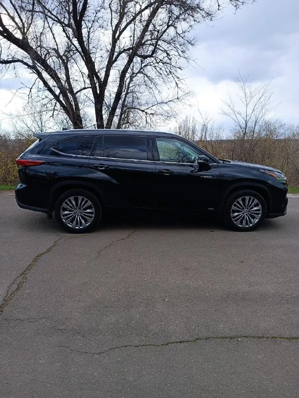 Продам гибридный toyota highlander 2.5 at 2020 год 90 т. км. отличное состояние. комплектация платинум. есть все, панорама, проекция на лобовое стекло, большой монитор, круговой обзор, активный круиз, 3 ряда сидений второй капитаны. салон кожа. вентиляция, подогрев сидений. 4.6🍋 +79497215525 - фотография - 4