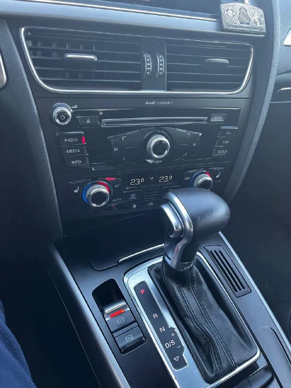 Audi a4 в8 restaling 🚘 1.8 tfsi ( едет очень бодро)☄️ 2️⃣0️⃣1️⃣2️⃣ года выпуска коробка - робот 🤖 пробег 177 тысяч 💯 в машине было сделано и заменено:поршни, шатуны, вкладыши, цепи грм, опорный кронштейн распредвалов(последней ревизии), тефлоновые кольца на форсунках, все сальники и прокладки, помпа, клапана и магниты фазовращателя, тормозные колодки🛠️ заменено масло в коробке, а также все жидкости в машине и новые фильтра кондиционер обслужен, заправлен, работает исправно✅ подогрев сидений и зеркал🔥 двухзонный климат контроль мульти руль, гур, usb, aux, музыка, компьютер💻 салон чистый, не прокуренный🧼 проверка авто на любом вашем сто в машину сел, завел и поехал хоть в москву, хоть в питер 🏙️ продажа от собственника, переоформление +79497127735 женя - фотография - 8