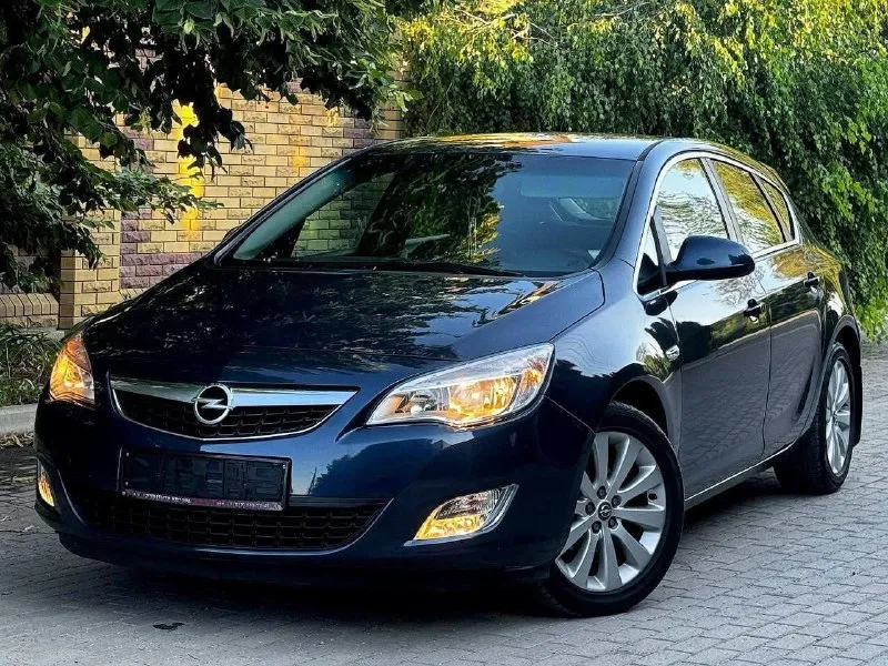 Opel astra j рейсталенг год выпуска 2012 конец, объем двигателя 1.6 16v кпп 5 ступенчатая родной про... - фотография