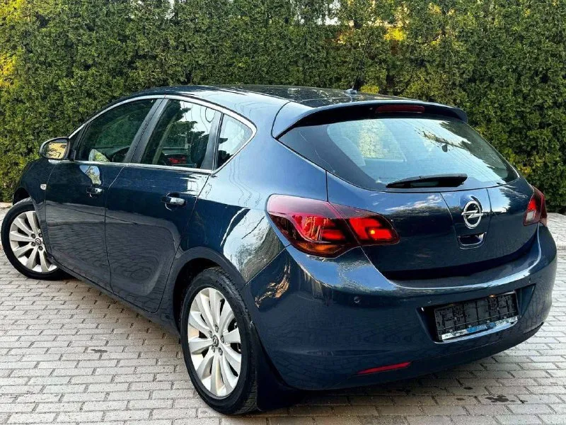 Opel astra j рейсталенг год выпуска 2012 конец, объем двигателя 1.6 16v кпп 5 ступенчатая родной пробег 158.000 т км один владелец, авто, всю жизнь, в одной семье, состояние кузова впечатляет рыжиков сколов и тд нет ! авто в отличном состояние в красивом цвете синий металлик, богатая комплектация, круиз контроль, двух зонный климат контроль, датчик света, датчик дождя, комбинированный салон, подогрев сидений, подогрев руля, подогрев стекла, полный электростеклопакет, парктроники, хорошая акустика, комплект резины с дисками, две пары заводских ключей, сервисные книжки и т. п, автомобиль без вложений! готов на любое сто я владелец по документам продаже с оформлением в мрэо осмотр г. донецк цена 815.000.р аргументированный торг номер телефона +7949-510-46-92 - фотография - 3