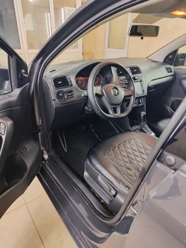 Продам volkswagen polo 2016 год, 1,6 6ступенчатый автомат, пробег 177 тысяч, то проведено, машина на новой резине, кондиционер работает как надо. Цвет авто очень красивый и редкий в нашем регионе. Цена данного авто 930 тысяч. Торг минимальный. Осмотр макеевка телефон для связи +79495080878 - фотография - 6