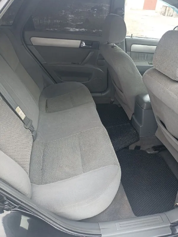 Продам шевроле лачетти 2007 года, корейской сборки, пробег 209 тыс. кузов в отличном состоянии гнилья и дырок нет. двигатель 1.6 масло не ест. коробка автомат работает отлично ни пинает не буксует. полностью обслужен грм. и помпа, масло в двигателе и коробке заменено. комплектация; кондиционер рабочий, 4 эл. стеклоподьемника. музыка отличная, андроид большой экран. сигнализация центральный замок, . салон чистый в отличном состоянии. ходовая перебрана, стойки передние и задние заменены сделан сход развал. . цена 650 руб. торг возле авто. авто вид имеет отличный. осмотр амвросиевка. +79493037837 собственник. переоформление в мрэо - фотография - 10