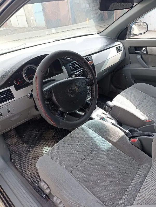 Продам шевроле лачетти 2007 года, корейской сборки, пробег 209 тыс. кузов в отличном состоянии гнилья и дырок нет. двигатель 1.6 масло не ест. коробка автомат работает отлично ни пинает не буксует. полностью обслужен грм. и помпа, масло в двигателе и коробке заменено. комплектация; кондиционер рабочий, 4 эл. стеклоподьемника. музыка отличная, андроид большой экран. сигнализация центральный замок, . салон чистый в отличном состоянии. ходовая перебрана, стойки передние и задние заменены сделан сход развал. . цена 650 руб. торг возле авто. авто вид имеет отличный. осмотр амвросиевка. +79493037837 собственник. переоформление в мрэо - фотография - 3