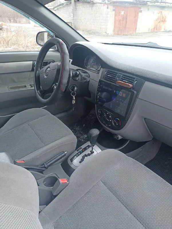 Продам шевроле лачетти 2007 года, корейской сборки, пробег 209 тыс. кузов в отличном состоянии гнилья и дырок нет. двигатель 1.6 масло не ест. коробка автомат работает отлично ни пинает не буксует. полностью обслужен грм. и помпа, масло в двигателе и коробке заменено. комплектация; кондиционер рабочий, 4 эл. стеклоподьемника. музыка отличная, андроид большой экран. сигнализация центральный замок, . салон чистый в отличном состоянии. ходовая перебрана, стойки передние и задние заменены сделан сход развал. . цена 650 руб. торг возле авто. авто вид имеет отличный. осмотр амвросиевка. +79493037837 собственник. переоформление в мрэо - фотография - 9