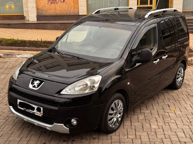 Продается peugeot partner b9 ------------------------- дополнительное описание: 🚘 пирожок выпуск конец 2011 года, начинка вся от рестайлинга. 1.6/механика, двигатель самый надежный в линейки не от бмв! подвеска с сзади много рычажная, не рессоры! ✅ пробег: 210 000 км ✅топливо: бензин 💯 состояние идеальное!!! ✅машина в одной семье с 2014 года ✅своевременное обслуживание ✅использовалась для поездок с детьми ✅2 комплекта колёс ✅салон как новый ⚠️сервисная книжка и инструкция по эксплуатации имеется 👷🏻‍♂️произведено очень много работ по замене всего что только можно!!! ближайшие 100 000 километров вам нужно будет менять только жидкости по регламенту. все чеки и заказ наряды в наличии, любые проверки приветствуется! 🔊магнитола с bluetooth handsfree, навигатором и камерой заднего вида. успейте купить до повышения цен! цена до конца месяца, потом убираю с продажи и в ноябре совсем другая цена! ------------------------- цена: 699 999 📲 tg: ерог 📞 звоните: +7(949)0893530 - фотография - 2