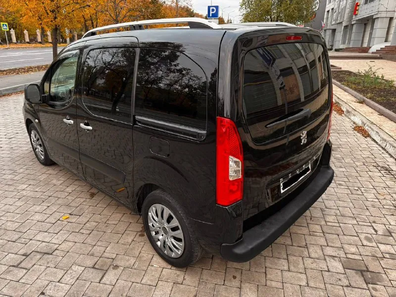Продается peugeot partner b9 ------------------------- дополнительное описание: 🚘 пирожок выпуск конец 2011 года, начинка вся от рестайлинга. 1.6/механика, двигатель самый надежный в линейки не от бмв! подвеска с сзади много рычажная, не рессоры! ✅ пробег: 210 000 км ✅топливо: бензин 💯 состояние идеальное!!! ✅машина в одной семье с 2014 года ✅своевременное обслуживание ✅использовалась для поездок с детьми ✅2 комплекта колёс ✅салон как новый ⚠️сервисная книжка и инструкция по эксплуатации имеется 👷🏻‍♂️произведено очень много работ по замене всего что только можно!!! ближайшие 100 000 километров вам нужно будет менять только жидкости по регламенту. все чеки и заказ наряды в наличии, любые проверки приветствуется! 🔊магнитола с bluetooth handsfree, навигатором и камерой заднего вида. успейте купить до повышения цен! цена до конца месяца, потом убираю с продажи и в ноябре совсем другая цена! ------------------------- цена: 699 999 📲 tg: ерог 📞 звоните: +7(949)0893530 - фотография - 3