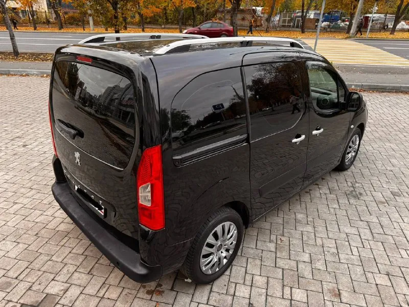 Продается peugeot partner b9 ------------------------- дополнительное описание: 🚘 пирожок выпуск конец 2011 года, начинка вся от рестайлинга. 1.6/механика, двигатель самый надежный в линейки не от бмв! подвеска с сзади много рычажная, не рессоры! ✅ пробег: 210 000 км ✅топливо: бензин 💯 состояние идеальное!!! ✅машина в одной семье с 2014 года ✅своевременное обслуживание ✅использовалась для поездок с детьми ✅2 комплекта колёс ✅салон как новый ⚠️сервисная книжка и инструкция по эксплуатации имеется 👷🏻‍♂️произведено очень много работ по замене всего что только можно!!! ближайшие 100 000 километров вам нужно будет менять только жидкости по регламенту. все чеки и заказ наряды в наличии, любые проверки приветствуется! 🔊магнитола с bluetooth handsfree, навигатором и камерой заднего вида. успейте купить до повышения цен! цена до конца месяца, потом убираю с продажи и в ноябре совсем другая цена! ------------------------- цена: 699 999 📲 tg: ерог 📞 звоните: +7(949)0893530 - фотография - 4