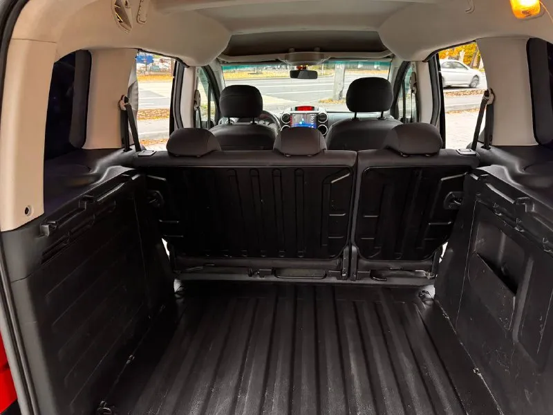 Продается peugeot partner b9 ------------------------- дополнительное описание: 🚘 пирожок выпуск конец 2011 года, начинка вся от рестайлинга. 1.6/механика, двигатель самый надежный в линейки не от бмв! подвеска с сзади много рычажная, не рессоры! ✅ пробег: 210 000 км ✅топливо: бензин 💯 состояние идеальное!!! ✅машина в одной семье с 2014 года ✅своевременное обслуживание ✅использовалась для поездок с детьми ✅2 комплекта колёс ✅салон как новый ⚠️сервисная книжка и инструкция по эксплуатации имеется 👷🏻‍♂️произведено очень много работ по замене всего что только можно!!! ближайшие 100 000 километров вам нужно будет менять только жидкости по регламенту. все чеки и заказ наряды в наличии, любые проверки приветствуется! 🔊магнитола с bluetooth handsfree, навигатором и камерой заднего вида. успейте купить до повышения цен! цена до конца месяца, потом убираю с продажи и в ноябре совсем другая цена! ------------------------- цена: 699 999 📲 tg: ерог 📞 звоните: +7(949)0893530 - фотография - 6